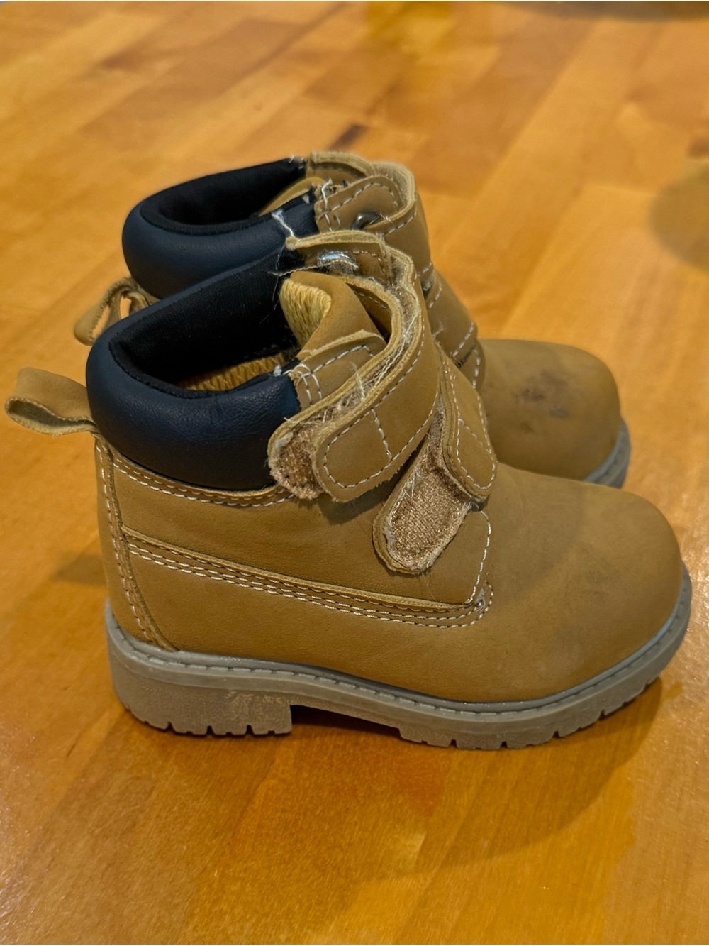 wonder nation Tan and Black 4C Hook-and-Loop Boots